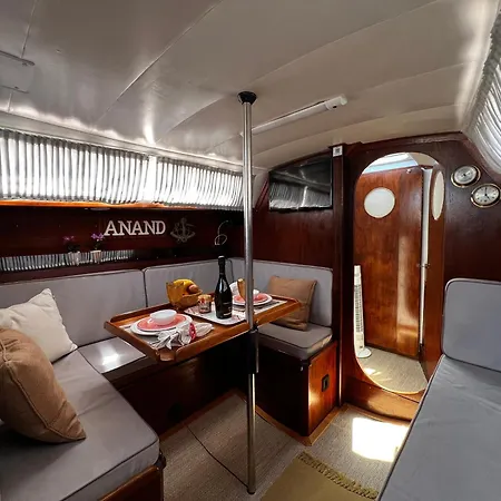 بوتيل Sailboat Anand