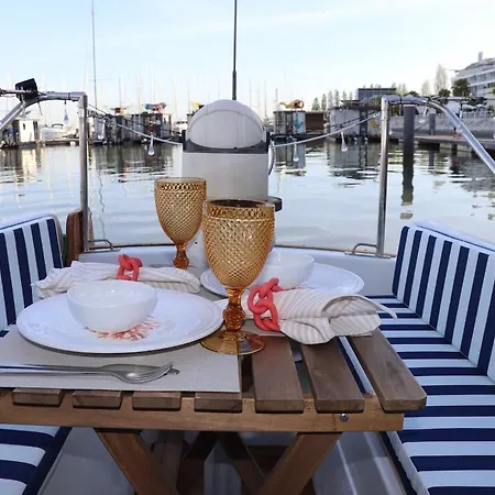 Sailboat Anand بوتيل *