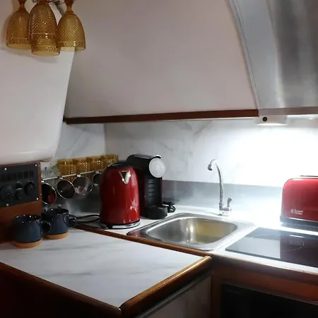 Sailboat Anand بوتيل *