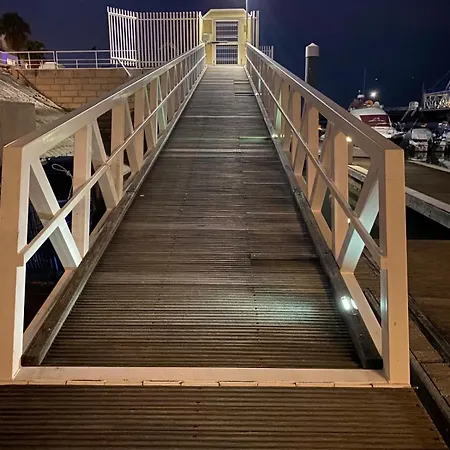 Sailboat Anand بوتيل *