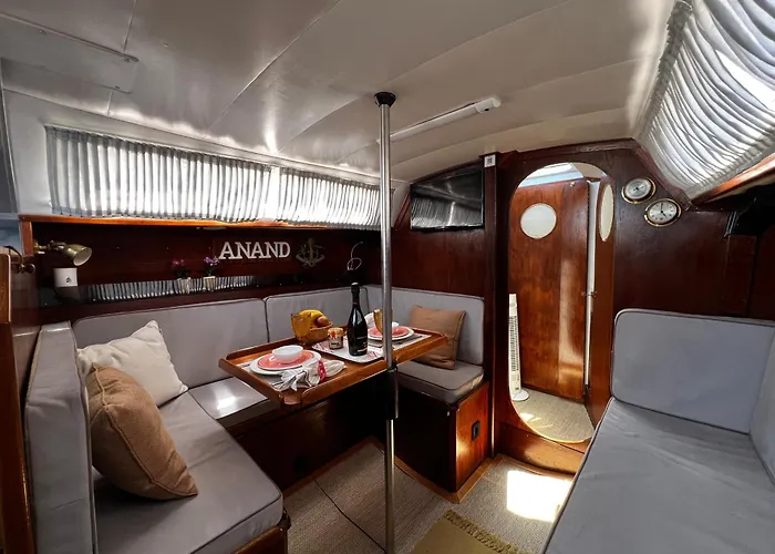 Ботель Sailboat Anand