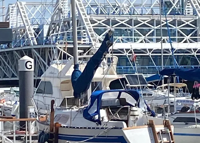 Sailboat Anand ספינת מלון