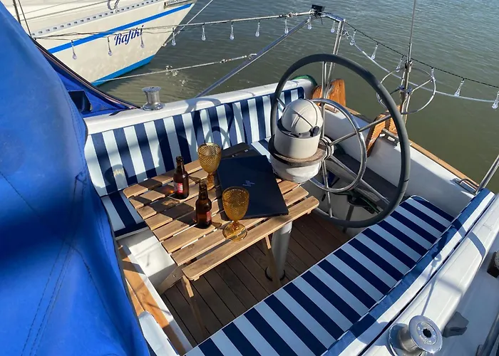 Sailboat Anand 船屋 *