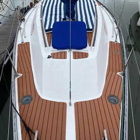 Sailboat Anand 船屋