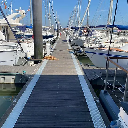 Sailboat Anand 船屋 *