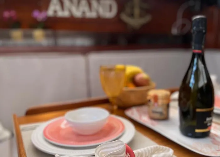 Sailboat Anand بوتيل