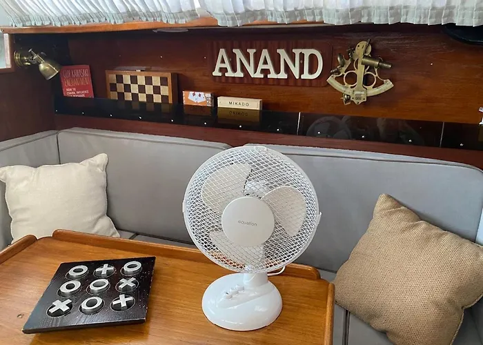 Sailboat Anand بوتيل