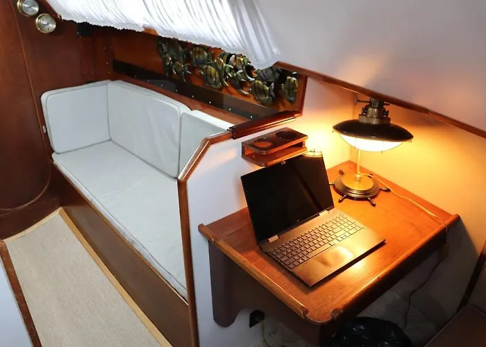 Sailboat Anand بوتيل