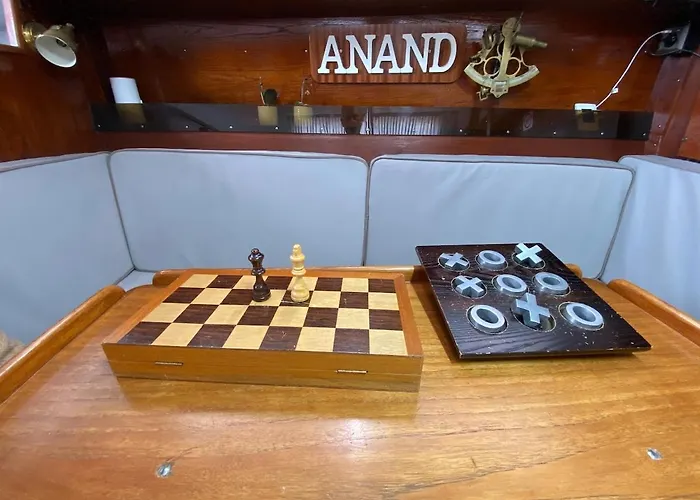 Sailboat Anand بوتيل *